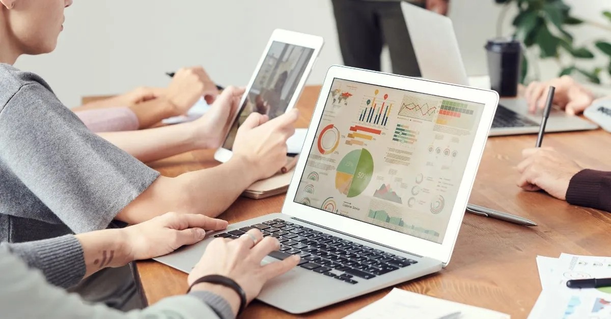 what does a business analyst do